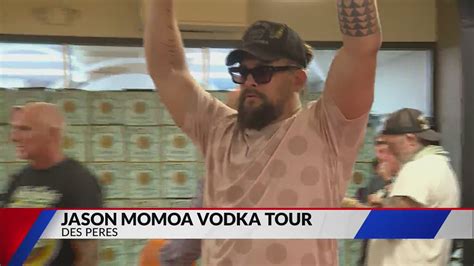 Hundreds of fans line up to meet Jason Momoa at Des Peres Schnucks